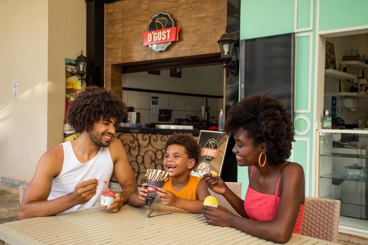 Wyndham Olimpia Royal Hotels Exterior photo Family at a restaurant in Cape Verde