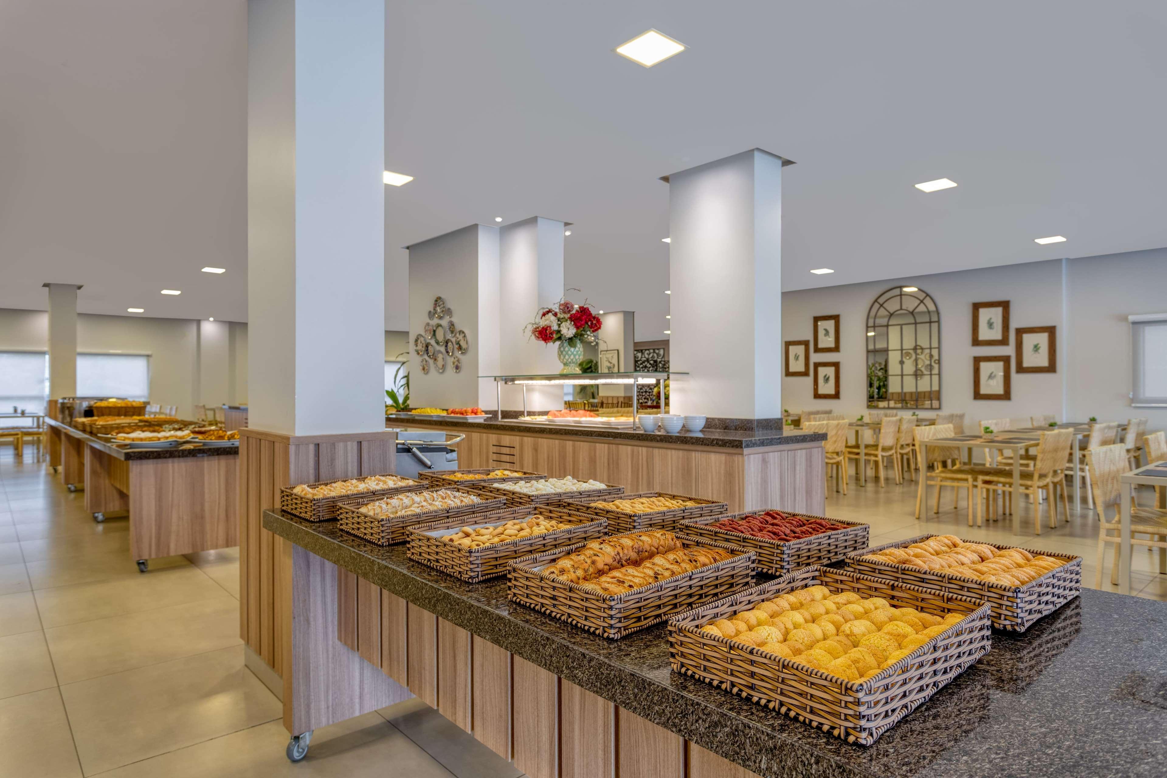 Wyndham Olimpia Royal Hotels Exterior photo A buffet at a hotel