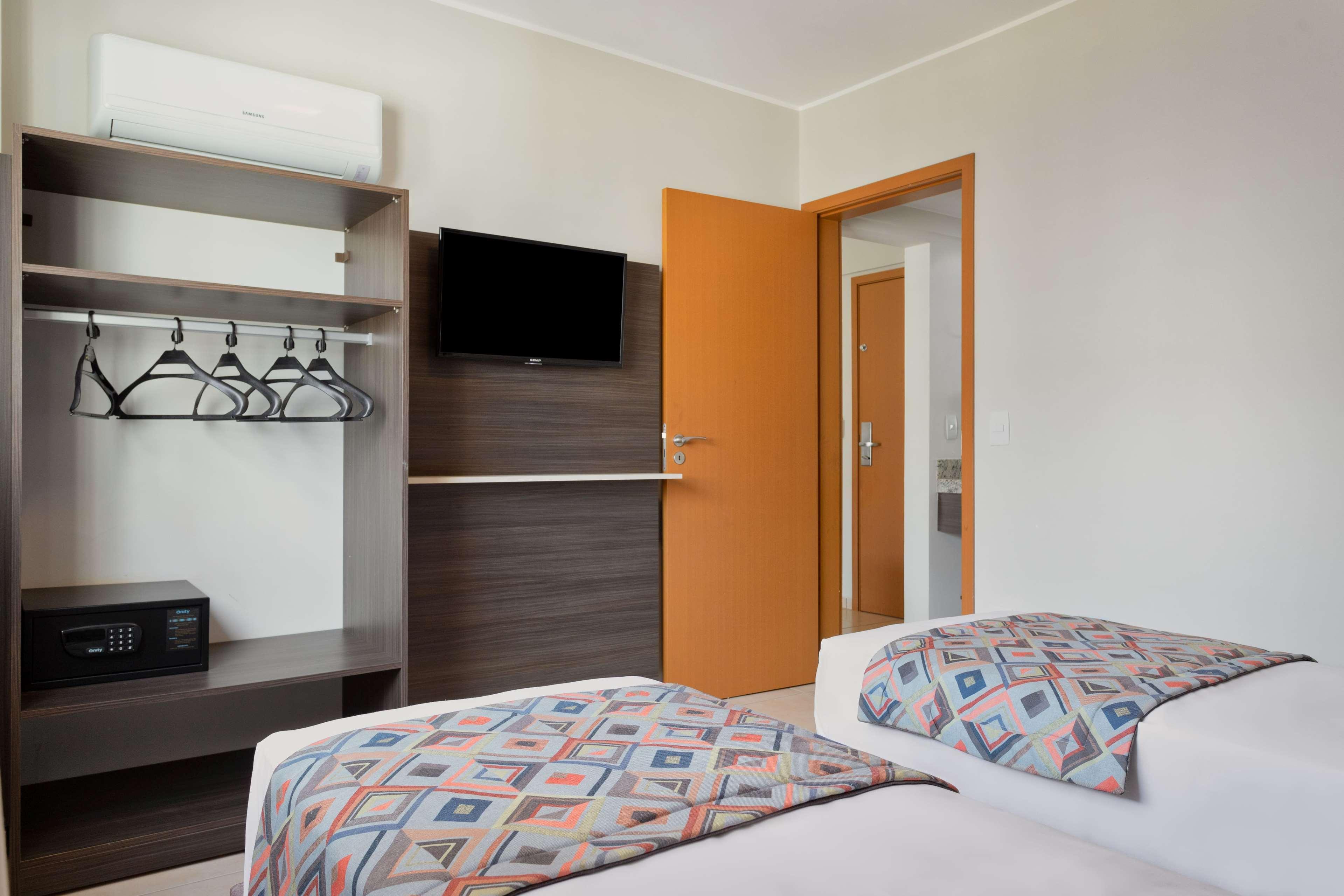 Wyndham Olimpia Royal Hotels Exterior photo A typical room at a Holiday Inn Express